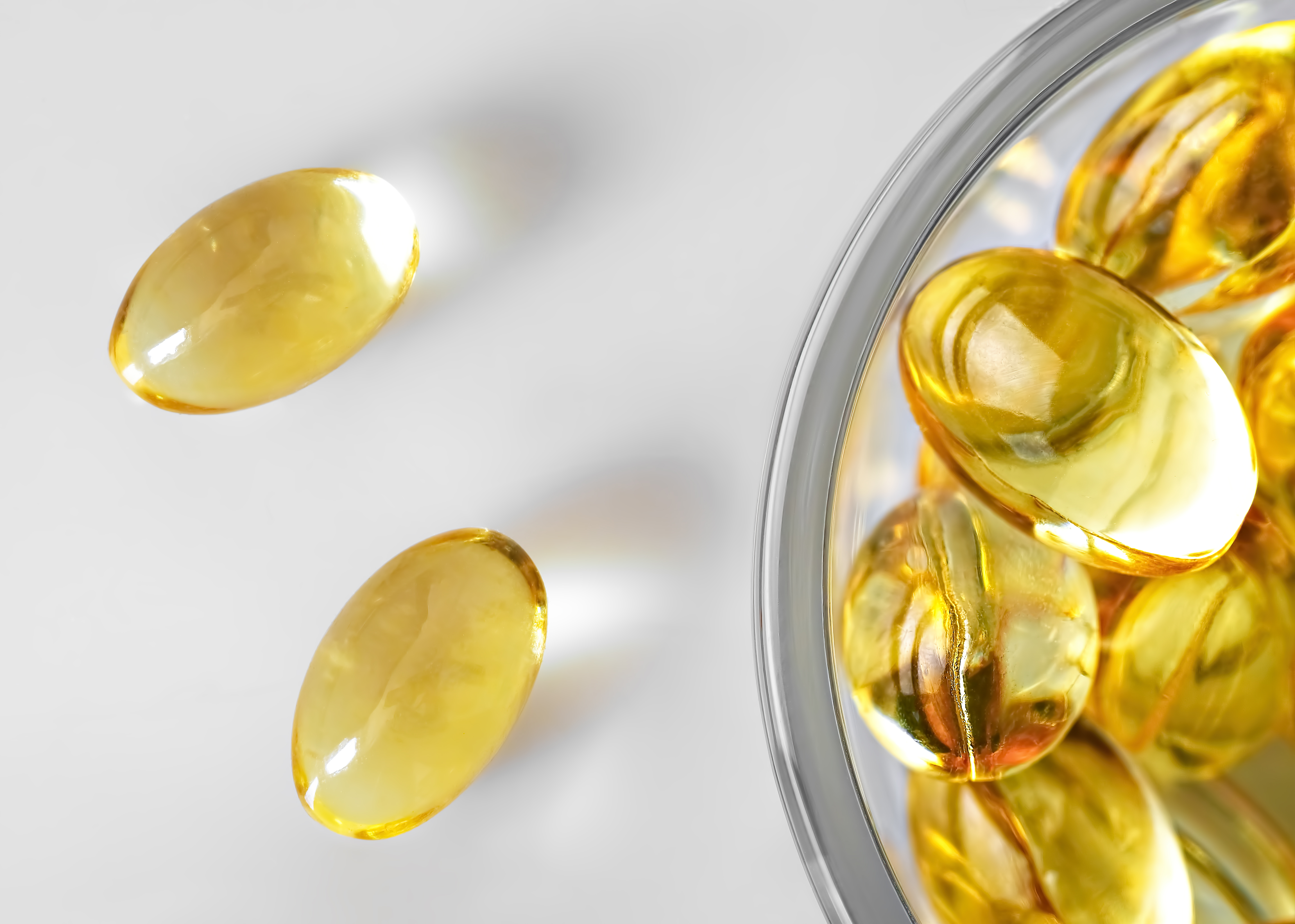fish-oil-capsules-glass-bowl