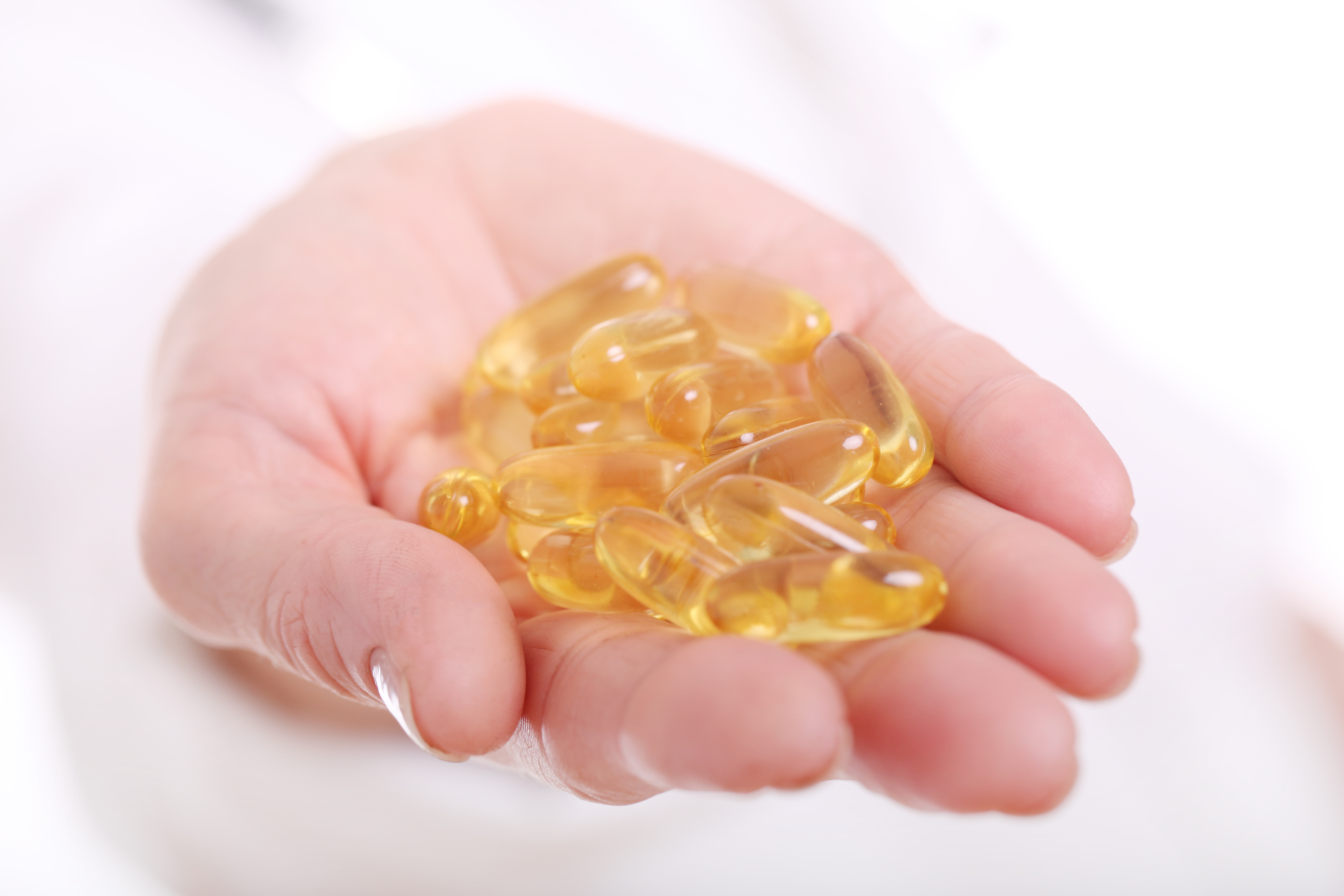 close-up-hand-doctor-with-pills